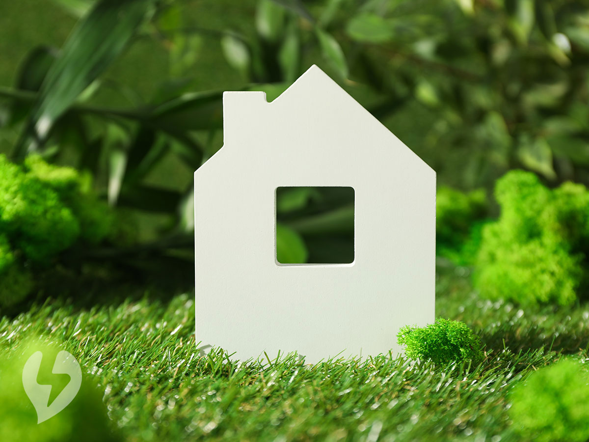 figurine de maison en bois sur du gazon vert